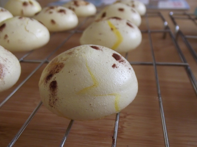 Yellow meringues with cocoa powder