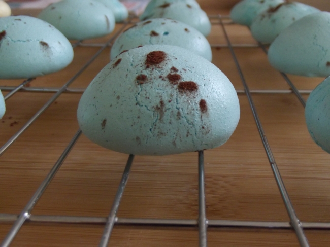 Blue meringues with cocoa powder